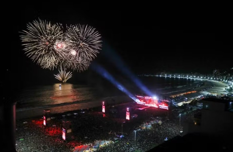 De acordo com o Guinness, a apresentação da estrela pop atraiu 2,5 milhões pessoas para a orla carioca, maior público de todos os tempos em um show gratuito de uma artista feminina. A Riotur (Empresa de Turismo do Rio de Janeiro) havia divulgado um número menor, de 2,1 milhões pessoas. 
 Reprodução: Flipar