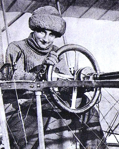 Elisa Léontine Deroche: Antes de qualquer uma, houve Raymonde de Laroche (seu nome artístico). A francesa foi a primeira mulher no mundo a obter a licença de piloto e a pilotar um avião, em 1910. Reprodução: Flipar