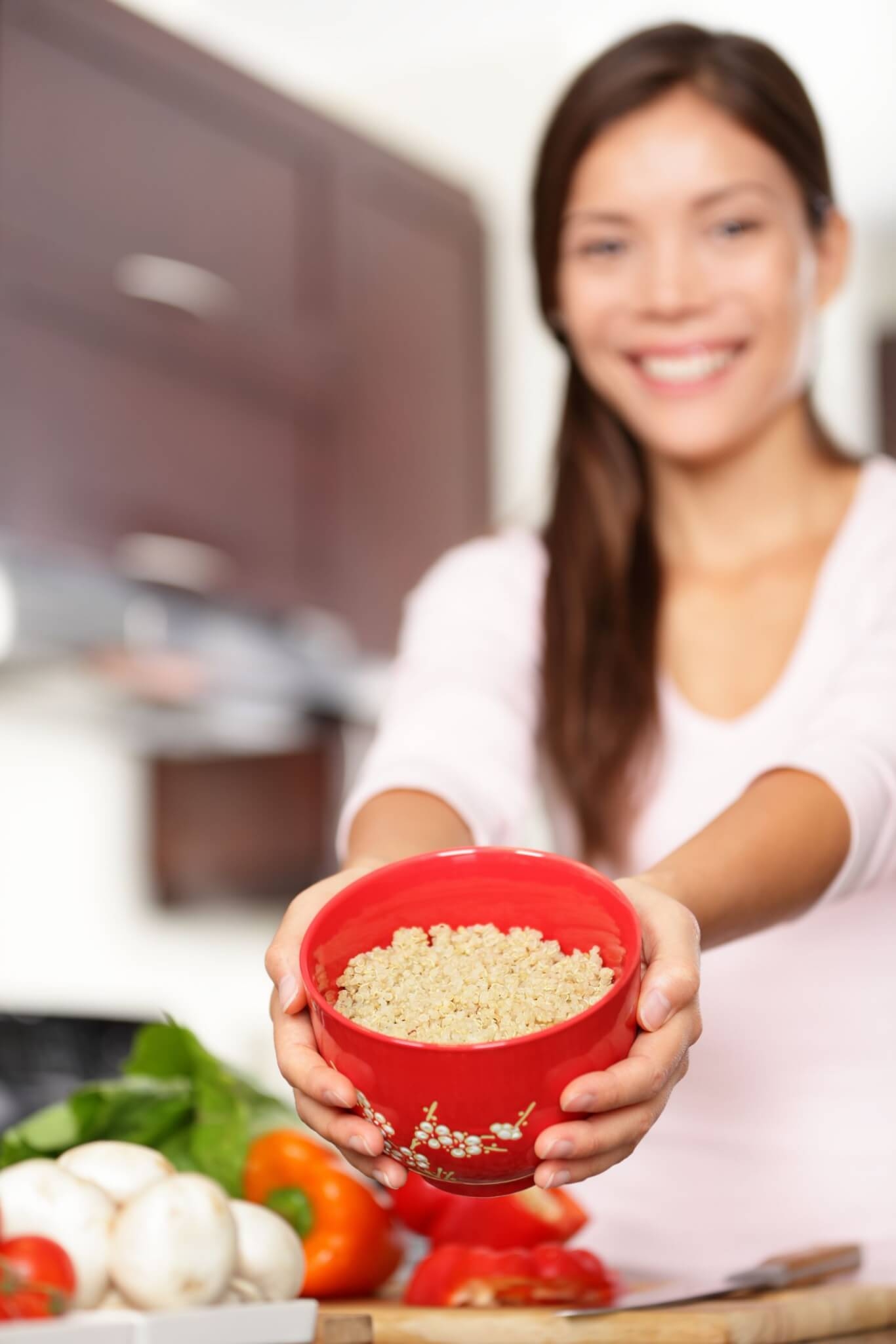 A quinoa é um alimento versátil e uma excelente opção para quem deseja ter uma alimentação completa. Por ser rica em fibras, vitaminas e proteínas, ela favorece o emagrecimento e oferece inúmeros benefícios para o corpo. A seguir, confira motivos para inserir esse grão nas refeições!  Reprodução: EdiCase