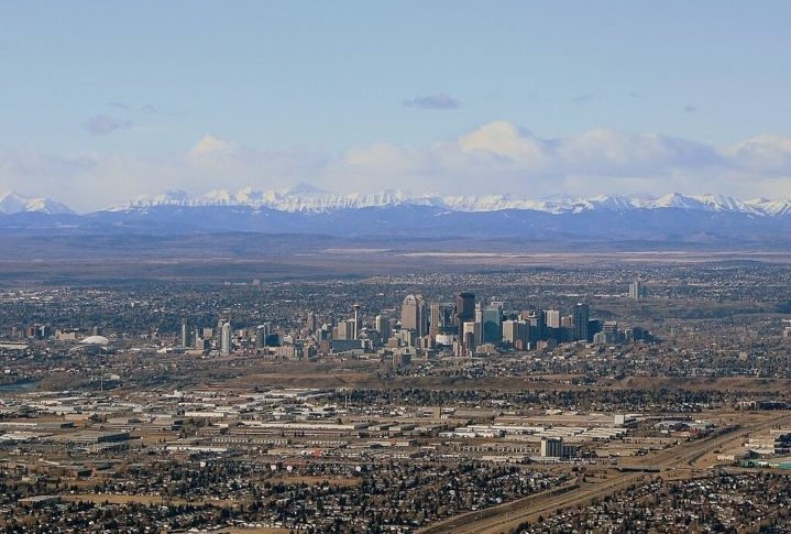 Calgary é famosa por oferecer uma variedade de atividades ao ar livre durante todo o ano, como esqui, caminhadas e ciclismo. Com isso, combina uma atmosfera urbana vibrante com fácil acesso às maravilhas naturais da região, como as Montanhas Rochosas. Reprodução: Flipar