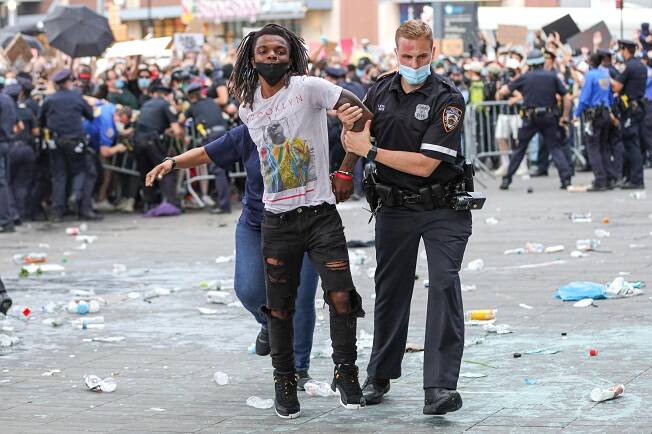 Manifestantes protestam em Nova York após a morte de Floyd por um policial branco. Foto: William Volcov/Brazil Photo Press/Agencia O Globo