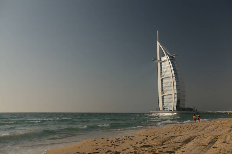 Vista do Burj Al Arab de uma praia da Little Venice. Foto: Arquivo pessoal