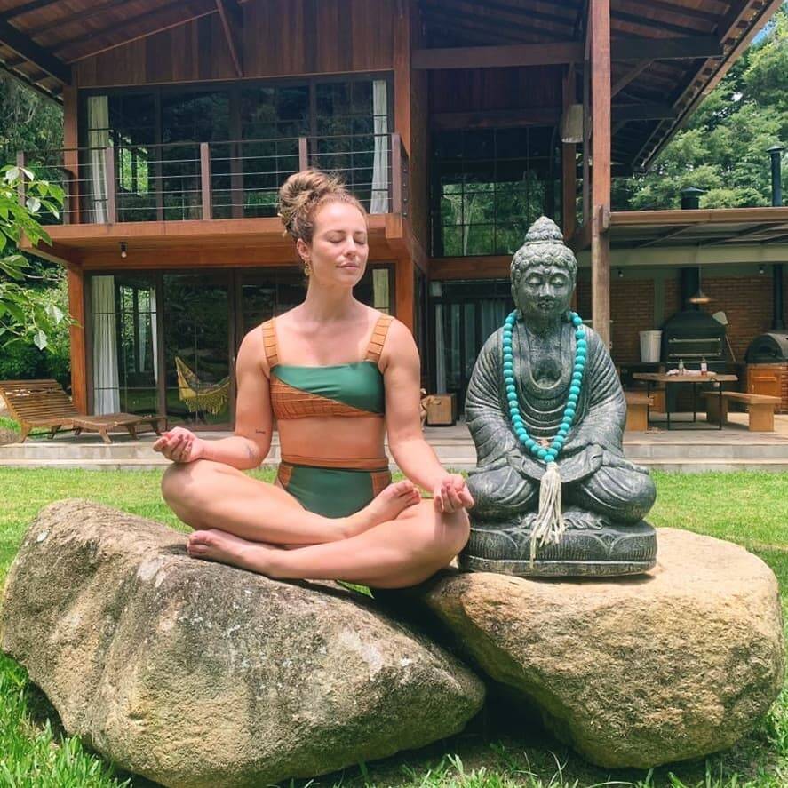 Paolla Oliveira também é adepta das calcinhas mais altas e de mais uma tendência: o sutiã em formato de top. Foto: Reprodução/Instagram