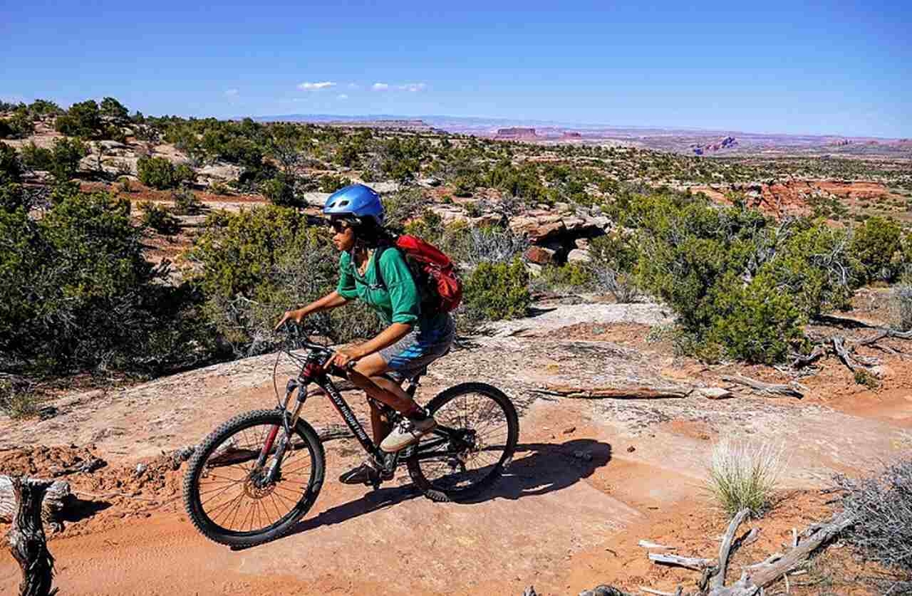 Moab, Utah - Esportes: Mountain biking, escalada, off-road - Descrição: Moab é o paraíso para os amantes de mountain biking, especialmente com a famosa trilha Slickrock. As formações rochosas de arenito proporcionam também excelentes oportunidades para escalada - Melhor época: Primavera (abril-maio) e outono (setembro-outubro) Reprodução: Flipar