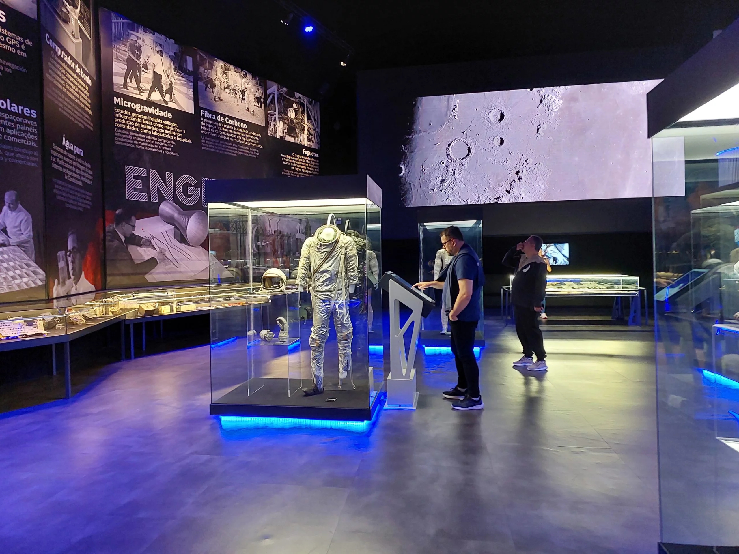 Um dos itens mais valiosos do acervo é um traje reserva do engenheiro mecânico Buzz Aldrin. A roupa esteve entre os pertences do piloto do módulo lunar na missão Apollo 11, a primeira a pousar na lua, em 1969. 

 Reprodução: Flipar