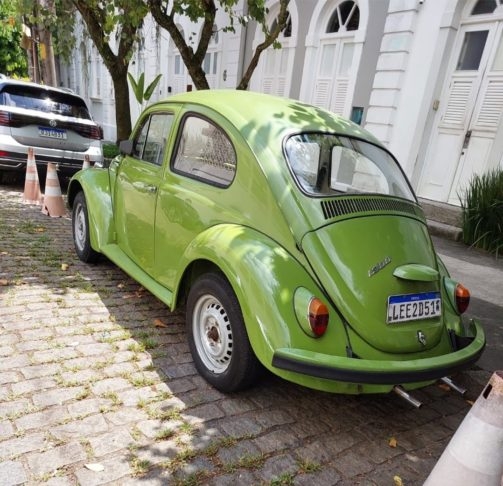 Na época, o Fusca ainda era o segundo carro mais vendido do Brasil, atrás aldo Chevrolet Monza.Em 1993, o então presidente da República, Itamar Franco, sugeriu à Volkswagen que retomasse a produção. A empresa atendeu e o Fusca voltou a ser fabricado no Brasil em 1994 Reprodução: Flipar