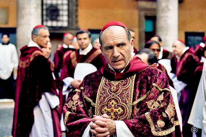 Na trama, o cardel Lawrence, vivido por Ralph Fiennes (“O Jardineiro Fiel” e “O Paciente Inglês”), é quem conduz o conclave para a escolha do novo pontífice após a morte súbita do então líder mundial da Igreja Católica. 
 Reprodução: Flipar
