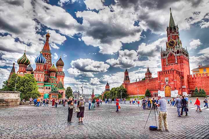 Moscou (Rússia) – 12.400.000 habitantes. Capital russa, Moscou abriga o icônico Kremlin, a Praça Vermelha e a Catedral de São Basílio, símbolos de sua profunda história e arquitetura impressionante. Reprodução: Flipar