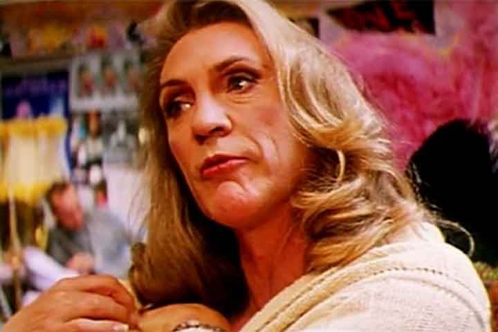 Nos anos seguintes, Stamp exibiu versatilidade ao assumir papéis diversos, como o da artista trans de meia-idade Bernadette em “Priscilla, Rainha do Deserto”, de 1994.
 Reprodução: Flipar