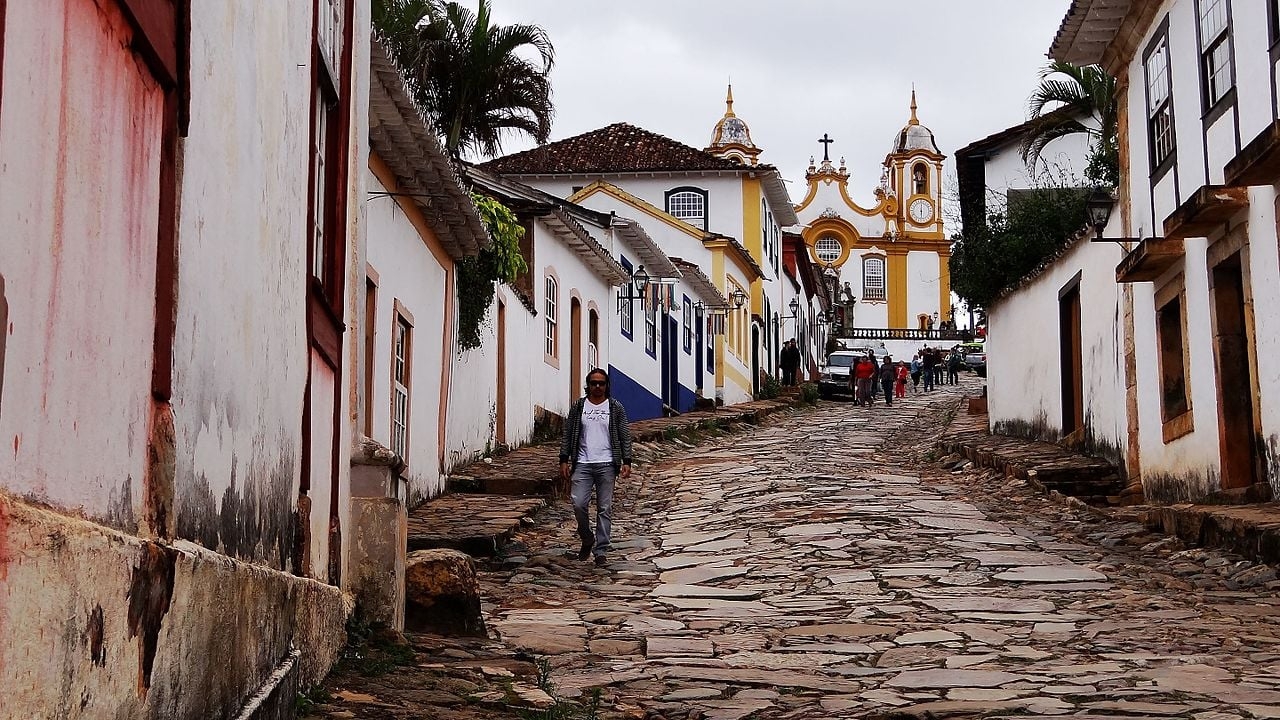 5º lugar - TIRADENTES  (MG) - O município que recebe o nome do herói da Inconfidência recebe cerca de 280 mil turistas por ano. Fica na região central do estado, a 190 km de Belo Horizonte.  Ocupa 80 km², sendo que 5 km² estão em perímetro urbano. Tiradentes tem cerca de 7.800 habitantes.  Reprodução: Flipar