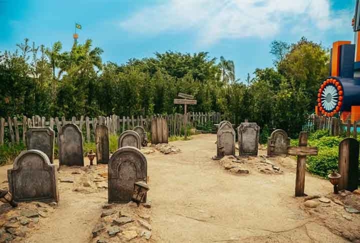O parque Beto Carrero World, em Penha,  Santa Catarina, inovou em sua área para fumantes. Com cruzes, lápides e caixões, o local representa um  cemitério, fna Cowboyland, em frente à área NERF Mania.  Reprodução: Flipar