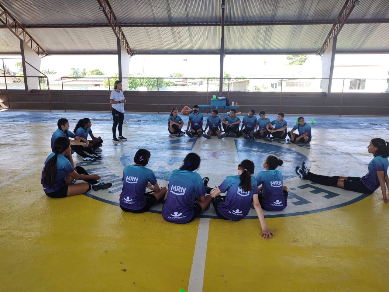 Em Terra Santa, as aulas acontecem todas às terças e quintas. No espaço, Simone ensina voleibol, handebol, futsal e basquete. “Trabalho muito a questão do respeito, disciplina, motivação e objetivo de vida. Aqui exploramos mais o afetivo e o social, o esporte é consequência”, explica a professora. Reprodução: Flipar