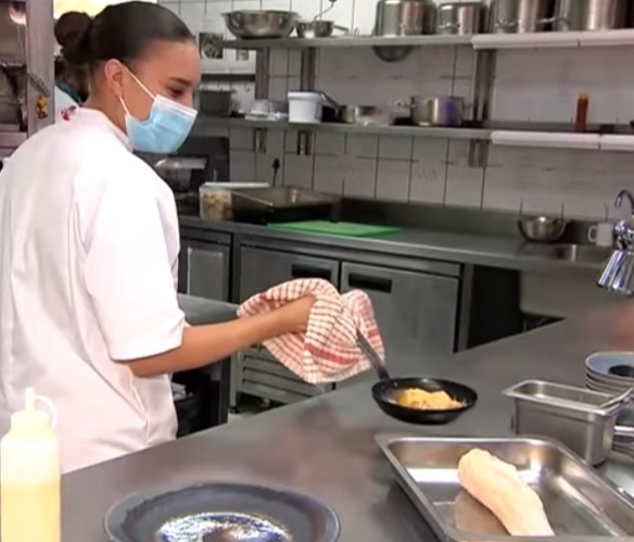 A cozinha do hotel tem funcionários que conhecem a culinária regional. O restaurante inclui no cardápio iguarias típicas da África, feitas à base de animais selvagens: carpaccio de crocodilo, carne de veado e gazela.  Reprodução: Flipar