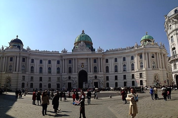 Culturalmente, Viena é um centro de muitas atrações culturais e históricas, com seus casarões, museus, bibliotecas, palácios e palacetes históricos. Reprodução: Flipar