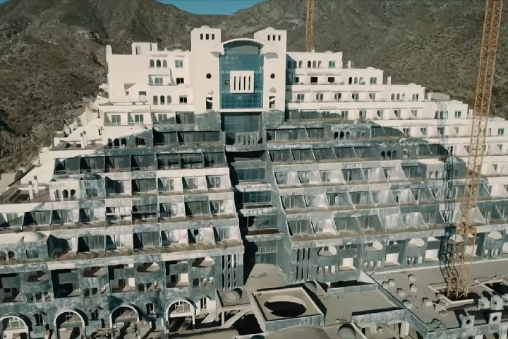 No entanto, em fevereiro de 2024, o governo espanhol anunciou a expropriação do terreno para demolir o hotel e restaurar a área. Reprodução: Flipar