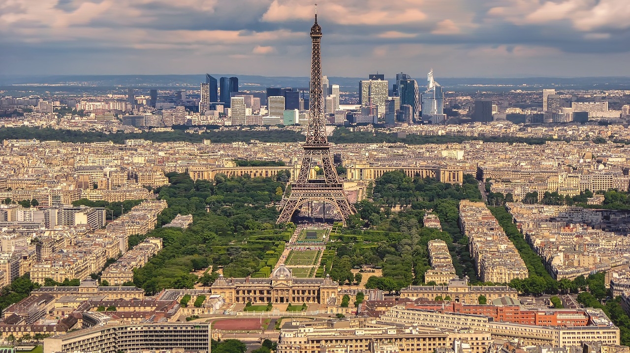Símbolo maior de Paris e imagem cartão-postal da França, a Dama de Ferro se mantém exuberante, dominando a paisagem parisiense, como um dos monumentos mais famosos e admirados do planeta.    Reprodução: Flipar