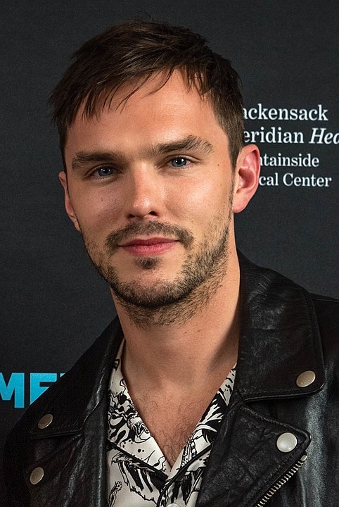 Nicholas Hoult, - Nascido em 7/12/1989 em Workingham, na região de Berkshire, na Inglaterra, o ator e modelo mede 1,90 metro. Reprodução: Flipar