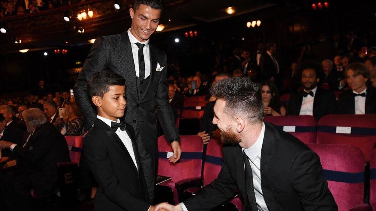 Messi cumprimenta o filho de Cristiano Ronaldo. Foto: Reprodução/Sport