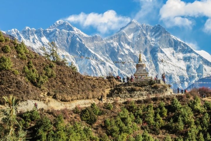 O território nepalês é montanhoso, com destaque para a cordilheira do Himalaia, onde se encontra o Monte Everest, o ponto mais alto do mundo, a 8.849 metros acima do nível do mar. Reprodução: Flipar