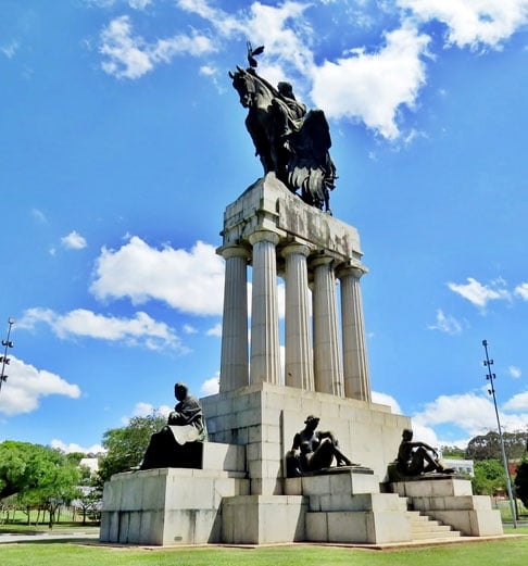 Monumento a Ramos de Azevedo-  Conjunto de esculturas em bronze e granito, assinado por Galileo Emendabili, em memória do arquiteto e urbanista Francisco de Paula Ramos de Azevedo. Fica na Cidade Universitária Armando de Salles Oliveira. Reprodução: Flipar