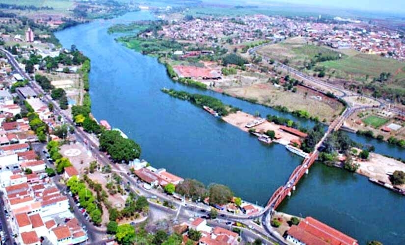 Com estrutura metálica, a Ponte dos Arcos é de origem alemã e foi inaugurada em 1915. Ela é tratada como um patrimônio histórico do pequeno município.
 Reprodução: Flipar