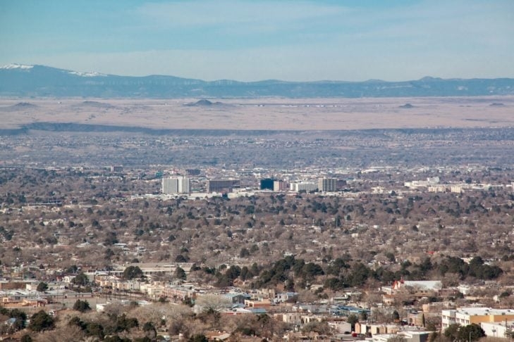 O filme conta com várias cenas no deserto, cenário bastante comum do estado norte-americano onde foram gravadas as cenas. Albuquerque, por exemplo, é bem conhecida por suas planícies desérticas. Reprodução: Flipar