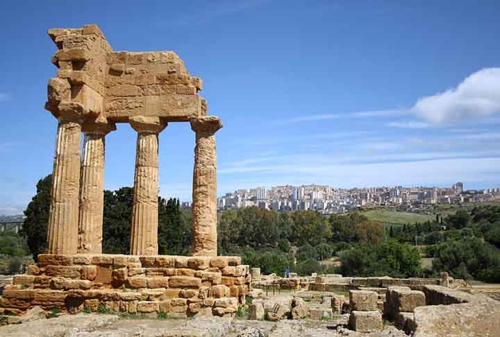 Hoje, Agrigento é famoso pelo Vale dos Templos, um conjunto de templos dóricos, incluindo o Templo da Concórdia, um dos mais conservados do mundo. Reprodução: Flipar