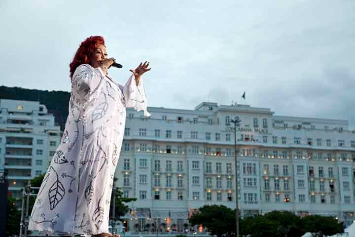 A cantora Alcione abriu o show de réveillon de 2010 para 2011, na Praia de Copacabana, na Zona Sul do Rio de Janeiro. O Palco Brasil foi montado em frente ao hotel Copacabana Palace, e a Marrom encantou o público com sua voz potente e hits.  Reprodução: Flipar