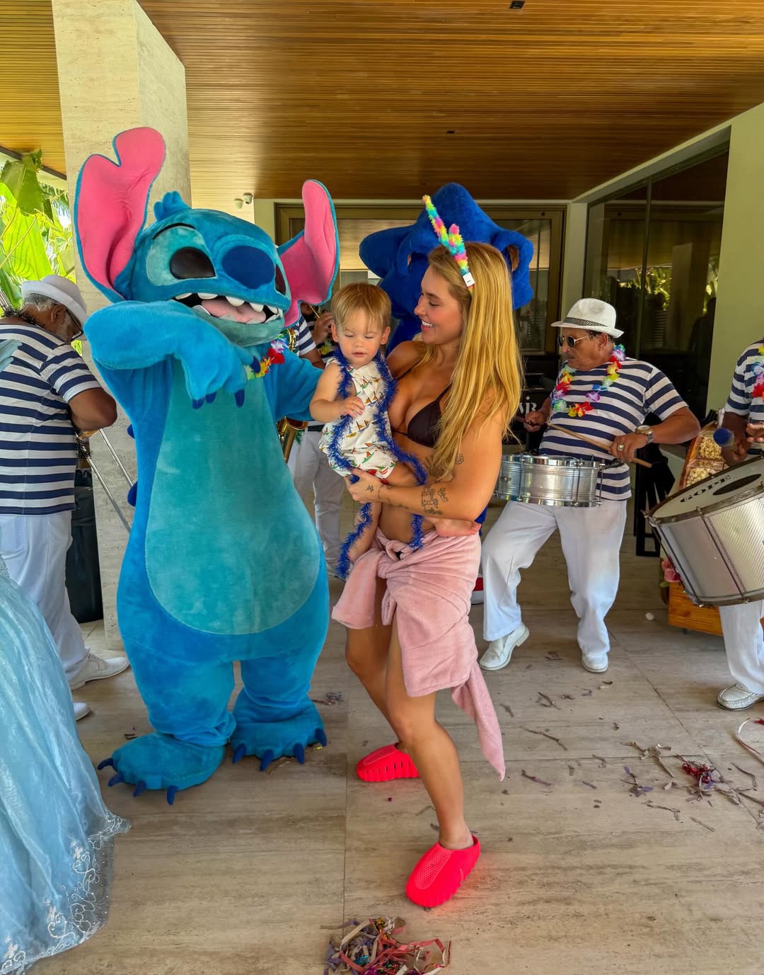 Virginia se diverte com os filhos em bloquinho surpresa enviado por Vini Jr.. Foto: Reprodução/Instagram