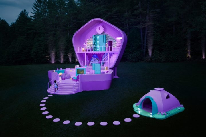 Iniciativas retrô, como a casa da Polly Pocket no Airbnb, também estão em alta. Esse movimento sugere uma busca por conforto e escapismo diante das incertezas do mundo atual. Reprodução: Flipar