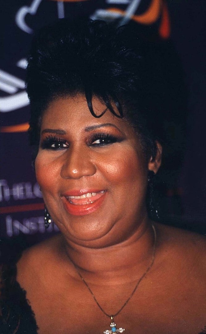 Aretha Franklin: A cantora tinha tanto medo dos aviões que ficou mais de 30 anos sem entrar em um. Muitas vezes seu staff precisou cancelar concertos e atuações fora dos USA, incluindo uma de enorme relevância perante a Rainha de Inglaterra. Reprodução: Flipar