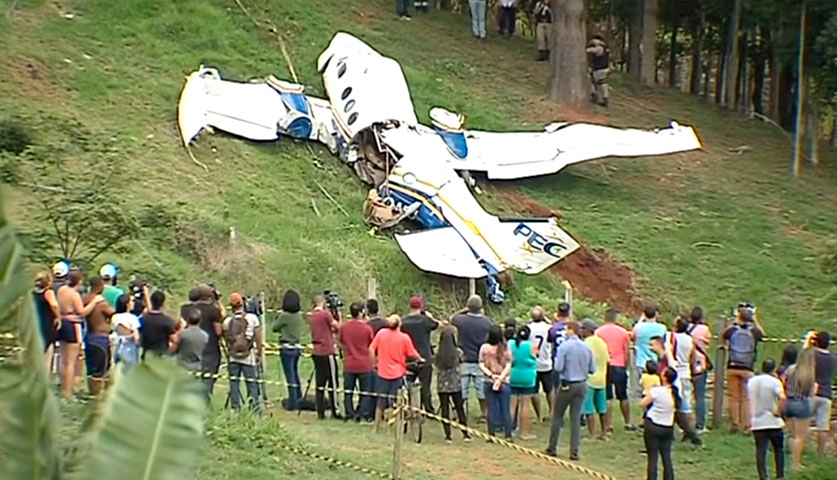 Segundo a Anac, o veículo tinha autorização para operar e estava em situação regular. Outras três pessoas morreram no acidente aéreo, além de Marília Mendonça e do piloto. 