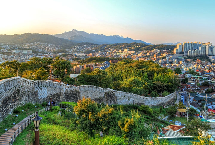 FORTALEZA NA COREIA DO SUL - Nas redondezas de Seul, capital da Coreia do Sul, há uma fortaleza criada em 1396, com o intuito de garantir a segurança da cidade. Tal edificação atinge até oito metros de altura e conservou 10 quilômetros de extensão, além de seis portões.  Reprodução: Flipar