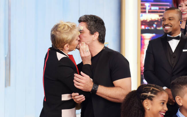 Apresentadora dá beijão no amado lambuzado de bolo. Foto: Blad Meneghel/Divulgação