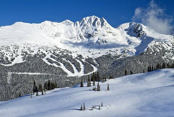 O resort de esqui Whistler Blackcomb tem mais de 200 pistas e foi palco de competições em várias Olimpíadas de Inverno. Foto: Planetware/Reprodução