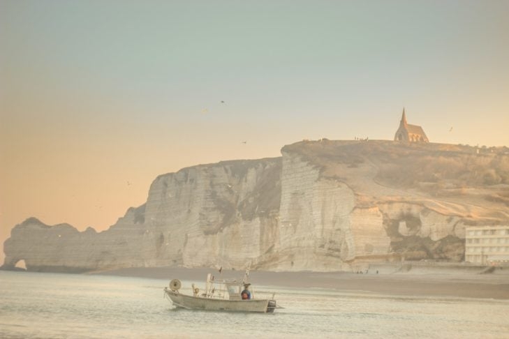 2) Falésias Brancas de Dover, Reino Unido: Estas formações rochosas de calcário se estendem por mais de 13 km, com  profundidade entre 300 e 400 metros. A altura chega a 110 metros. Reprodução: Flipar