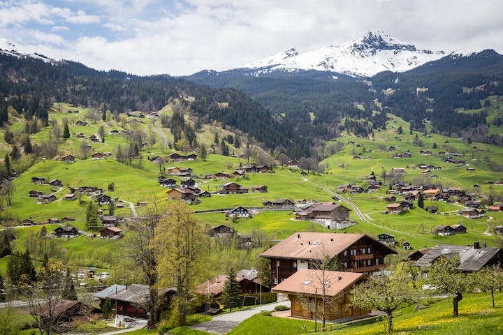 A Suíça também é famosa por ser um país superdesenvolvido, com uma alta qualidade de vida. O país tem uma economia forte, com um PIB per capita de cerca de US$ 80.000!