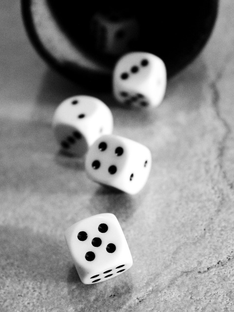 Foi durante a Idade Média que os dados começaram a ganhar mais popularidade na Europa, especialmente entre as classes mais baixas. Embora o uso de dados fosse frequentemente associado ao jogo de azar, o controle sobre as probabilidades e os resultados ainda estava em grande parte nas mãos do destino. Reprodução: Flipar