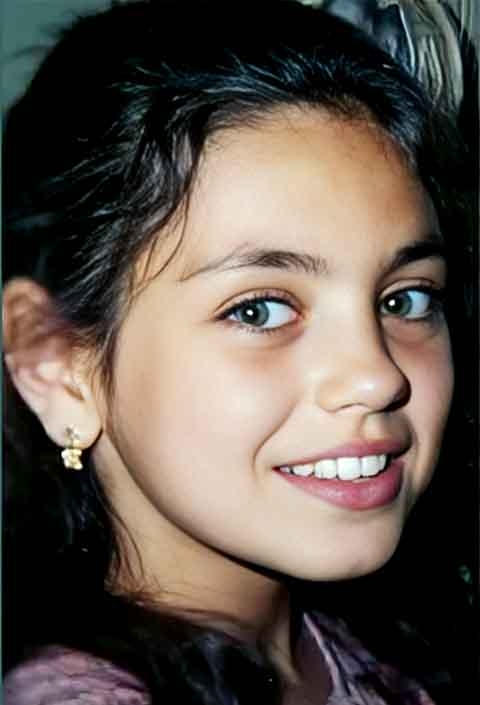 Milena Markovna Kunis nasceu em 14 de agosto de 1983, em Chernivtsi, que na época fazia parte da União Soviética e hoje é território da Ucrânia. Ela emigrou com a família para os Estados Unidos ainda criança, estabelecendo-se em Los Angeles. 
 Reprodução: Flipar