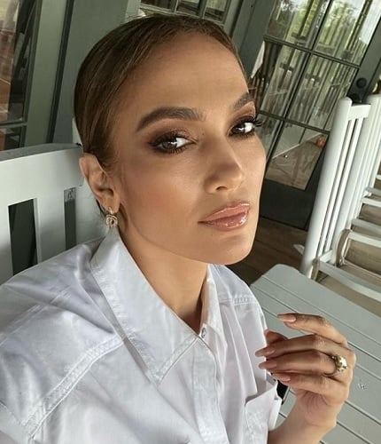 Sua carreira como dançarina e cantora trouxe muita lucratividade.  J.lo decidiu expandir seus negócios e hoje possui uma linha de perfumes, a linha de beleza Jlo Beauty e um restaurante em Los Angeles.  Estima-se que sua fortuna seja de 400 milhões de dólares.  Reprodução: Virar