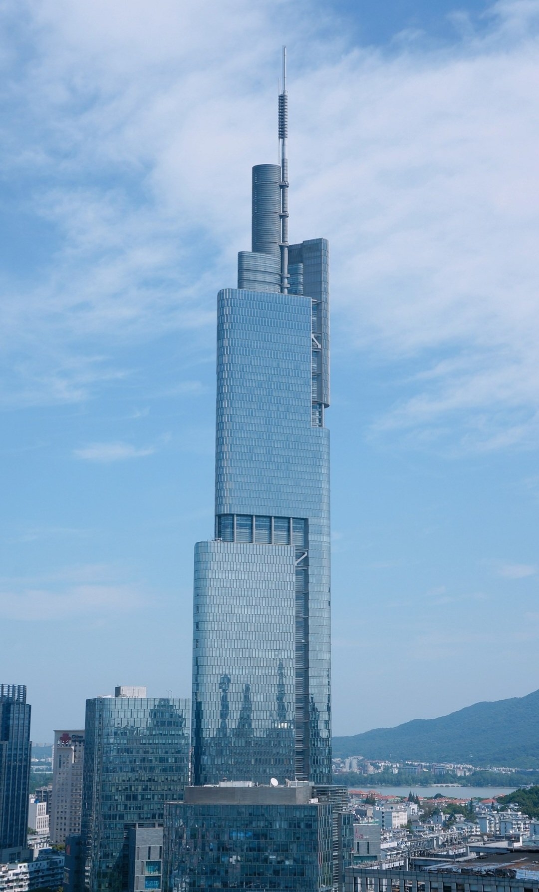 Zifeng Tower - 450 metros - China - Localizada em Nanjing, é uma das estruturas mais impressionantes da cidade. Inaugurada em 2010, a torre possui um design moderno e forma esguia que se destaca no horizonte de Nanjing, sendo uma das principais atrações turísticas da cidade. Reprodução: Flipar