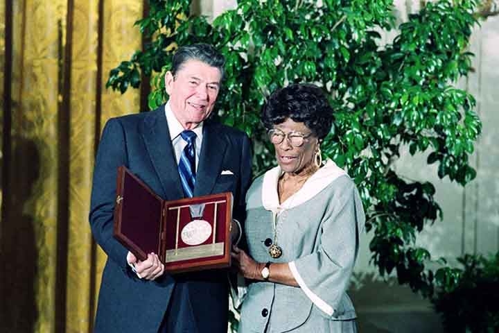 Em 1992, ela recebeu a Medalha Presidencial da Liberdade, das mãos do então presidente dos EUA, Ronald Reagan. A lenda do jazz morreu aos 78 anos na sua casa, em Beverly Hills, Califórnia, de complicações da diabetes.
 Reprodução: Flipar
