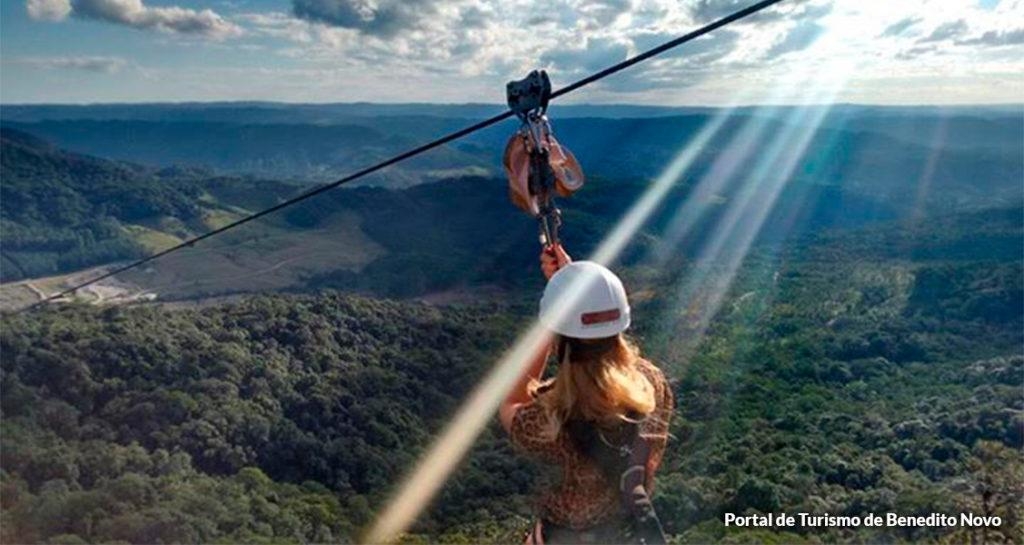 A tirolesa K2000 é a maior do Brasil, com pouco mais de 2 km de extensão e 270m de altura. Parte da montanha do Big Mountain Adventure Park, no Vale do Itajaí. Alcança 100 km/h. Do Alto também se vê as cidades de Ascurra, Apiúna e parte de Blumenau.  Reprodução: Flipar