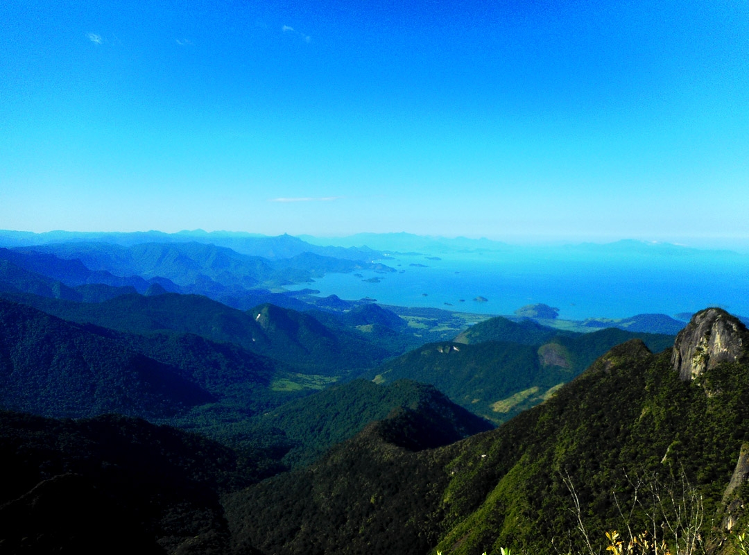 Parque Nacional da Serra da Bocaina: Essa é uma unidade de conservação que fica localizada nos estados de São Paulo e Rio de Janeiro. O parque fica dentro da Serra da Bocaina, uma região de relevo montanhoso, com picos que chegam a mais de 2.000 metros de altitude, vales profundos, rios cristalinos e uma vegetação exuberante de Mata Atlântica. Reprodução: Flipar