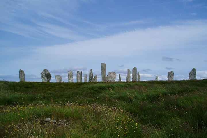 As Pedras de Pé de Calanais, situadas na Ilha de Lewis, na Escócia, e erguidas antes de Stonehenge, também podem ter uma ligação com a estagnação lunar. Evidências adicionais de observação da Lua indicam que sua construção está ligada às datas das estagnações lunares. Reprodução: Flipar