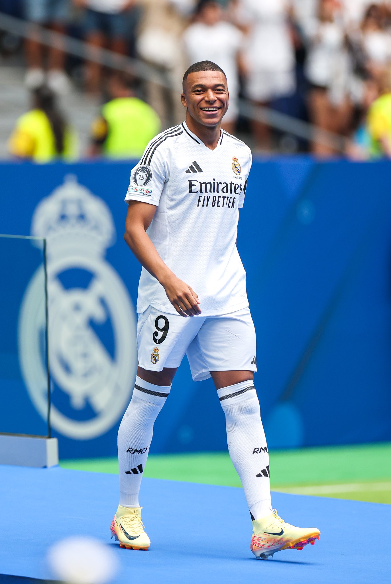 Mbappé é apresentado pelo Real Madrid  Reprodução/X