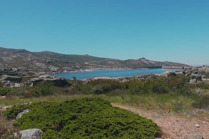 Quem quiser ver o Covão dos Conchos de perto precisa caminhar cerca de cinco quilômetros a partir da Lagoa Comprida.  Reprodução: Flipar
