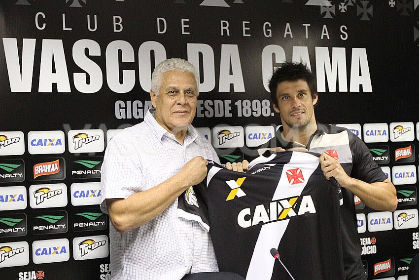 Fabrício recebe a camisa do Vasco das mãos do presidente do clube, Roberto Dinamite. Foto: FLICKR/VASCO/DIVULGAÇÃO 