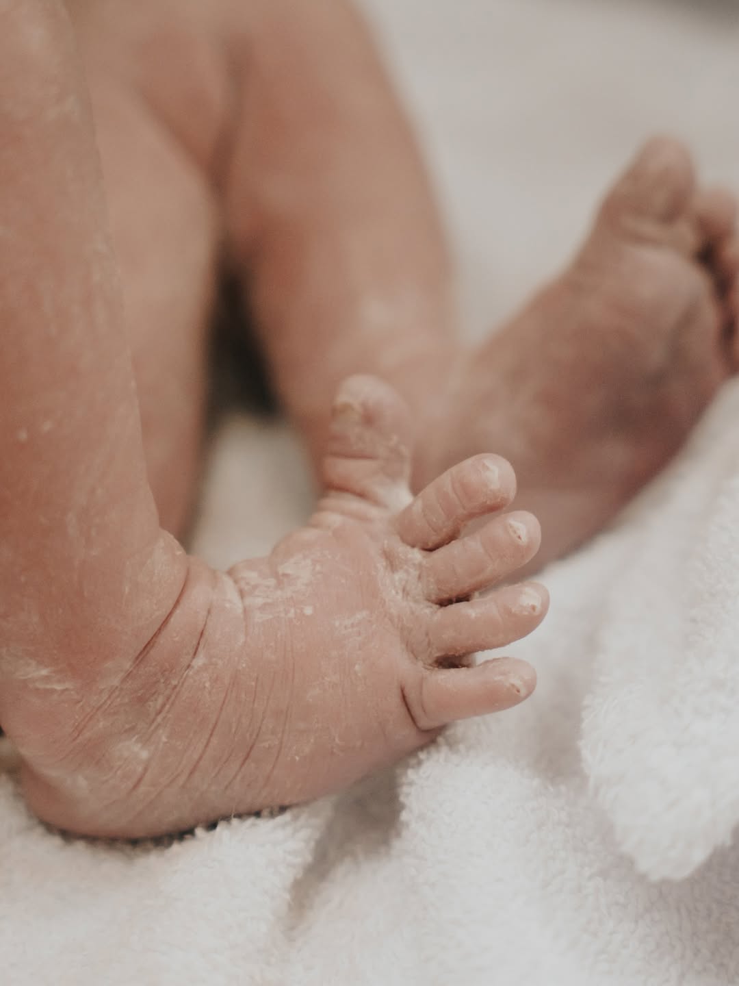 Guimê mostra os pézinhos de Yarin. Foto: Reprodução/ Instagram @mcguime @julianygomesfotografia