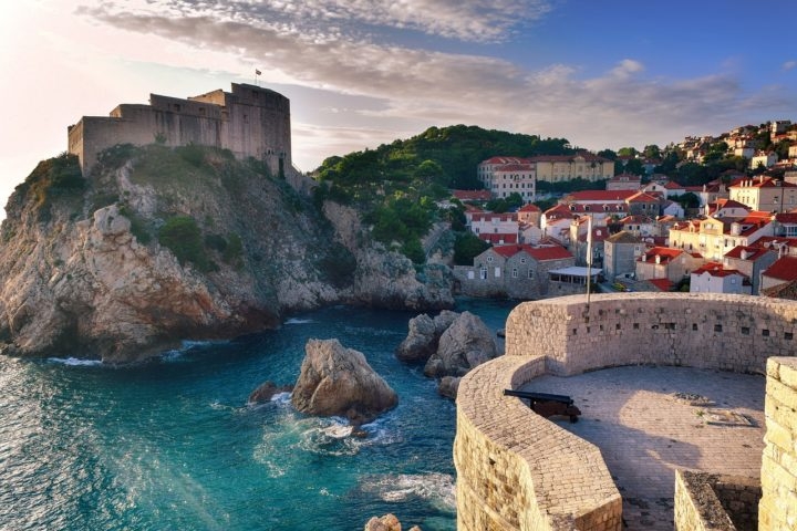 Essa união harmoniosa entre a paisagem natural deslumbrante e as encostas milenares fazem do litoral de Dubrovnik um ponto de passagem e atracação de navios.  Reprodução: Flipar